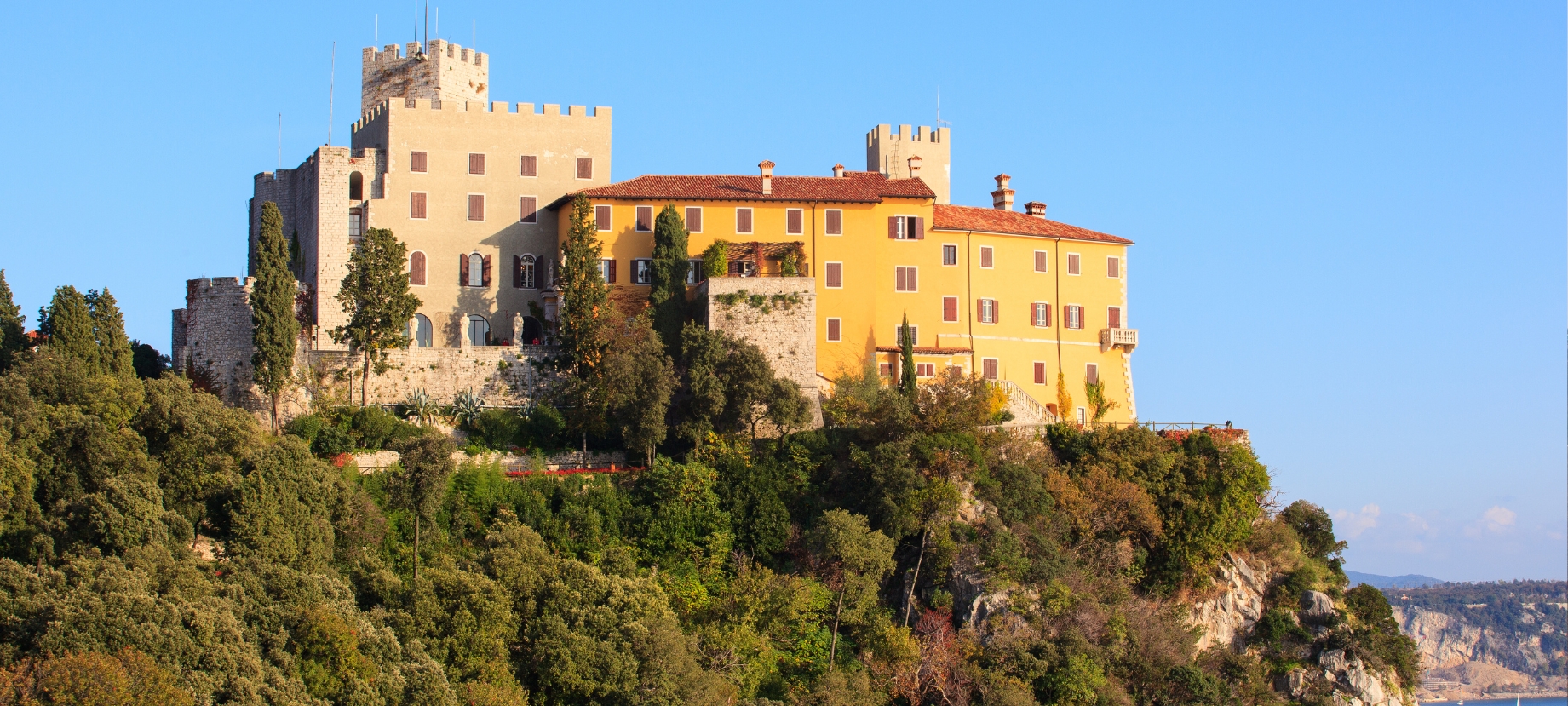 Il Castello Di Duino E La Leggenda Della Dama Bianca