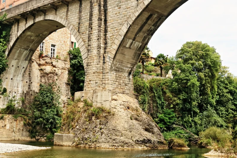 La Leggenda Sul Ponte Del Diavolo: Tra Mistero, Ingegno e Inganno